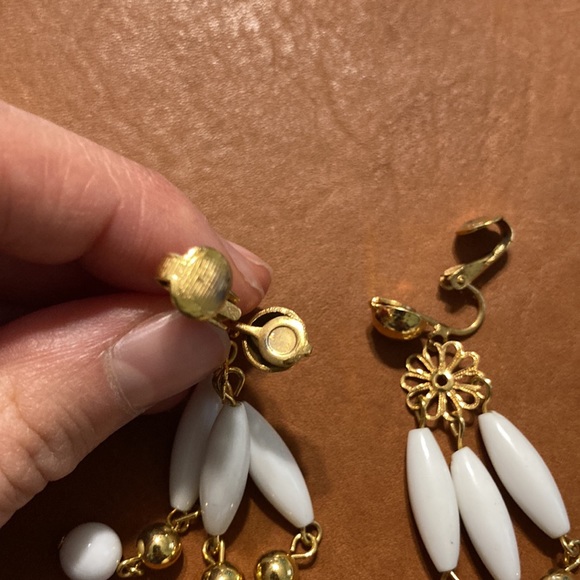 Vintage white and Gold Dangling beaded Earrings - Picture 4 of 5